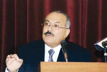 رئيس الجمهورية يلقي كلمته أثناء لقائه بأعضاء المجالس المحلية ومجلسي النواب والشورى ومدراء المديريات والشخصيات الاجتماعية ومناضلي الثورة اليمنية بمحافظة لحج أمس